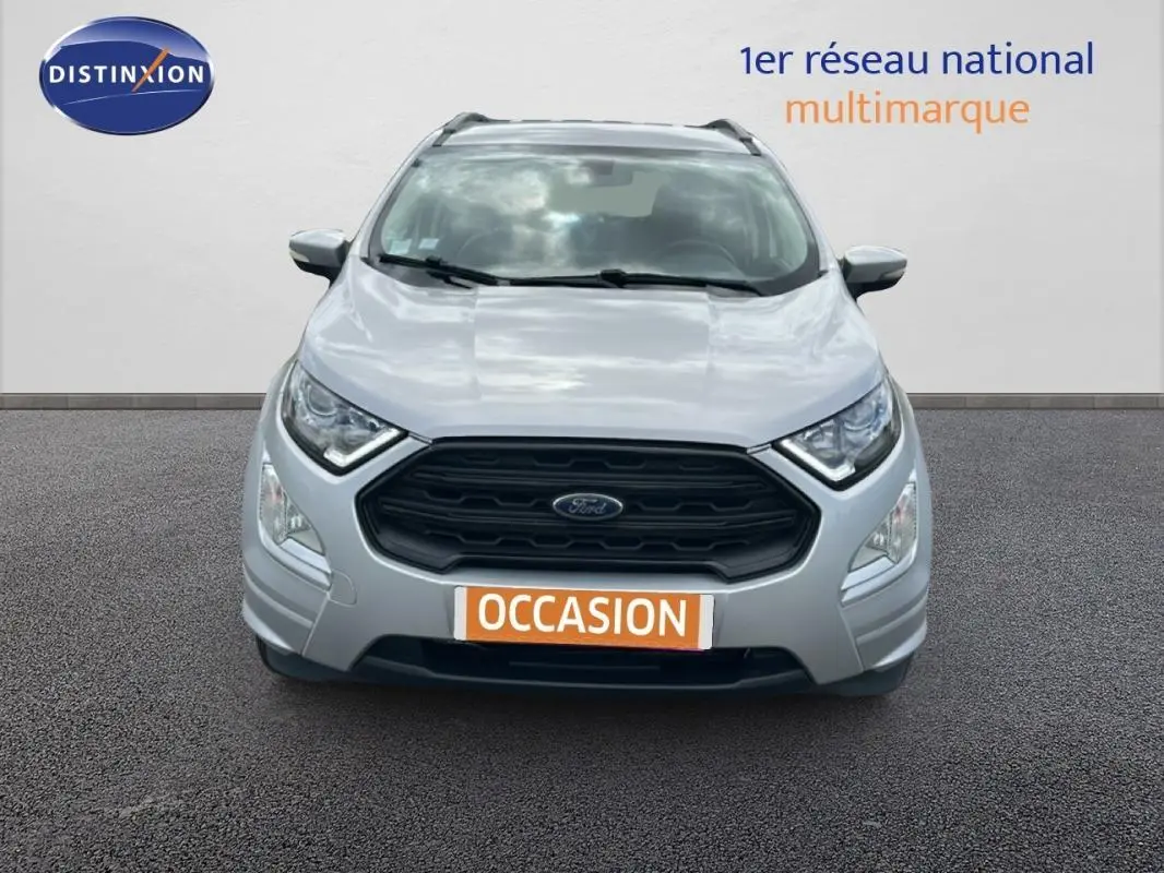 Vue frontale d'un Ford EcoSport gris clair 2018 avec calandre noire et barres de toit visibles.