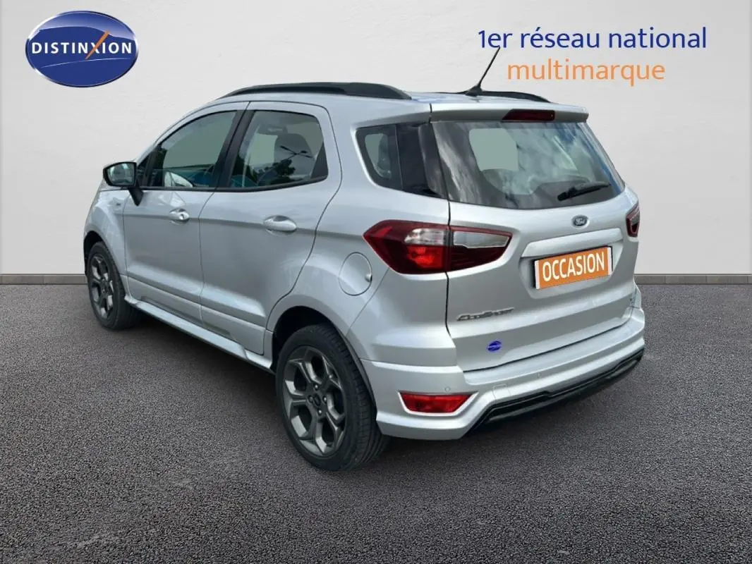 Vue 3/4 arrière droite du Ford EcoSport gris clair avec barres de toit et jantes alliage 17 pouces.