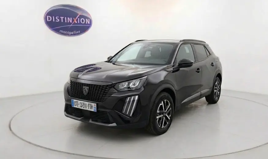 Peugeot 2008 Hybrid 145 e-DCS6 Style noir vue 3/4 avant droit, avec calandre noire et feux LED verticaux distinctifs.