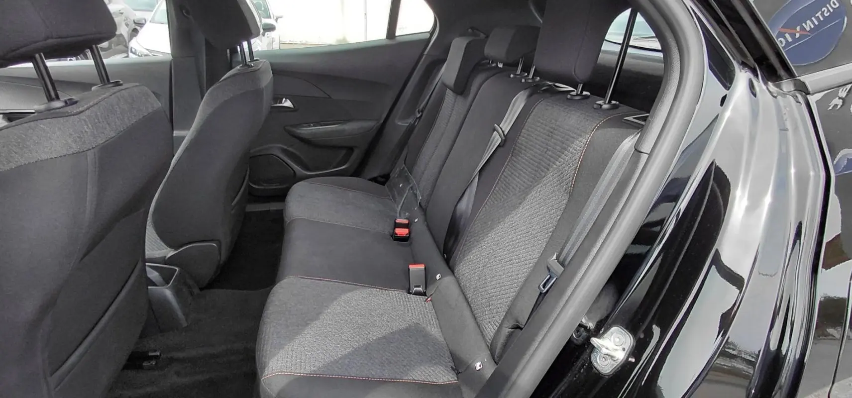 Vue intérieure côté droit des sièges arrière du Peugeot 2008 Hybrid 145 e-DCS6 Style noir 2025 avec tissu bicolore.