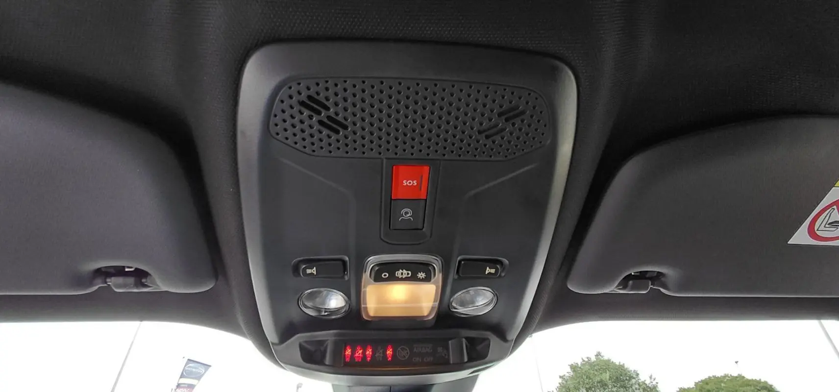 Plafonnier intérieur avec boutons SOS et éclairage, visible dans un Peugeot 2008 Hybrid 145 e-DCS6 Style noir 2025.