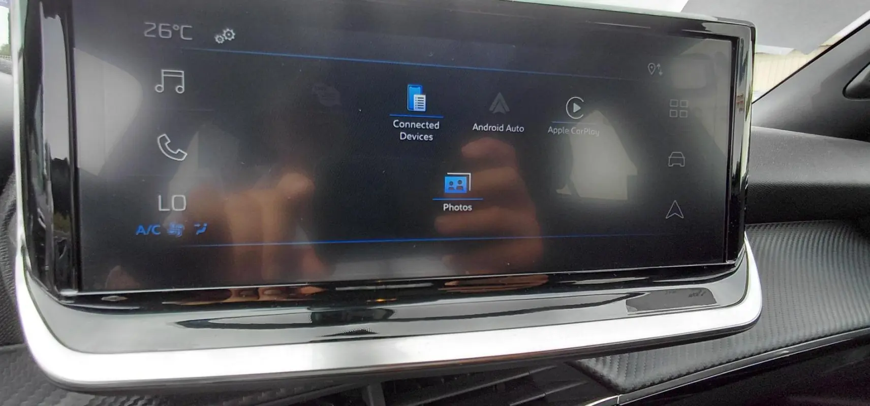 Écran tactile central du Peugeot 2008 Hybrid 145 Style 2025 en noir, affichant les options Android Auto et Apple CarPlay.