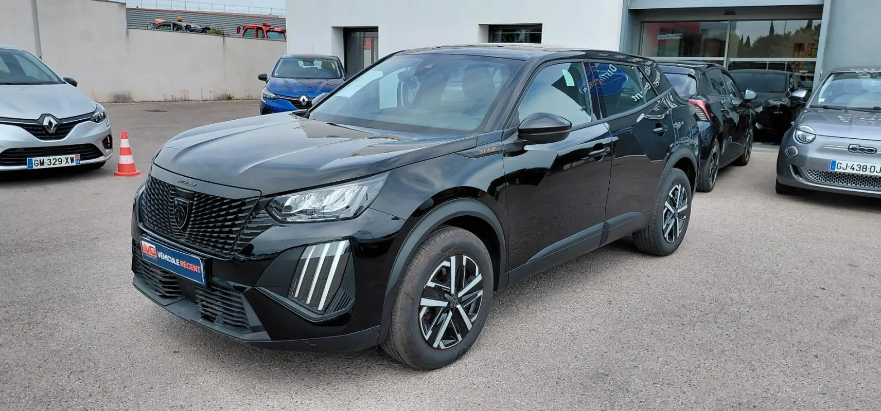 Peugeot 2008 Hybrid 145 e-DCS6 Style noir vu en 3/4 avant droit avec calandre noire et feux LED verticaux.