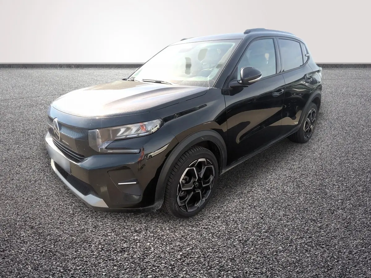 Citroën C3 Turbo 100 BVM6 noir vue 3/4 avant droit sur sol granuleux avec jantes noires distinctives.