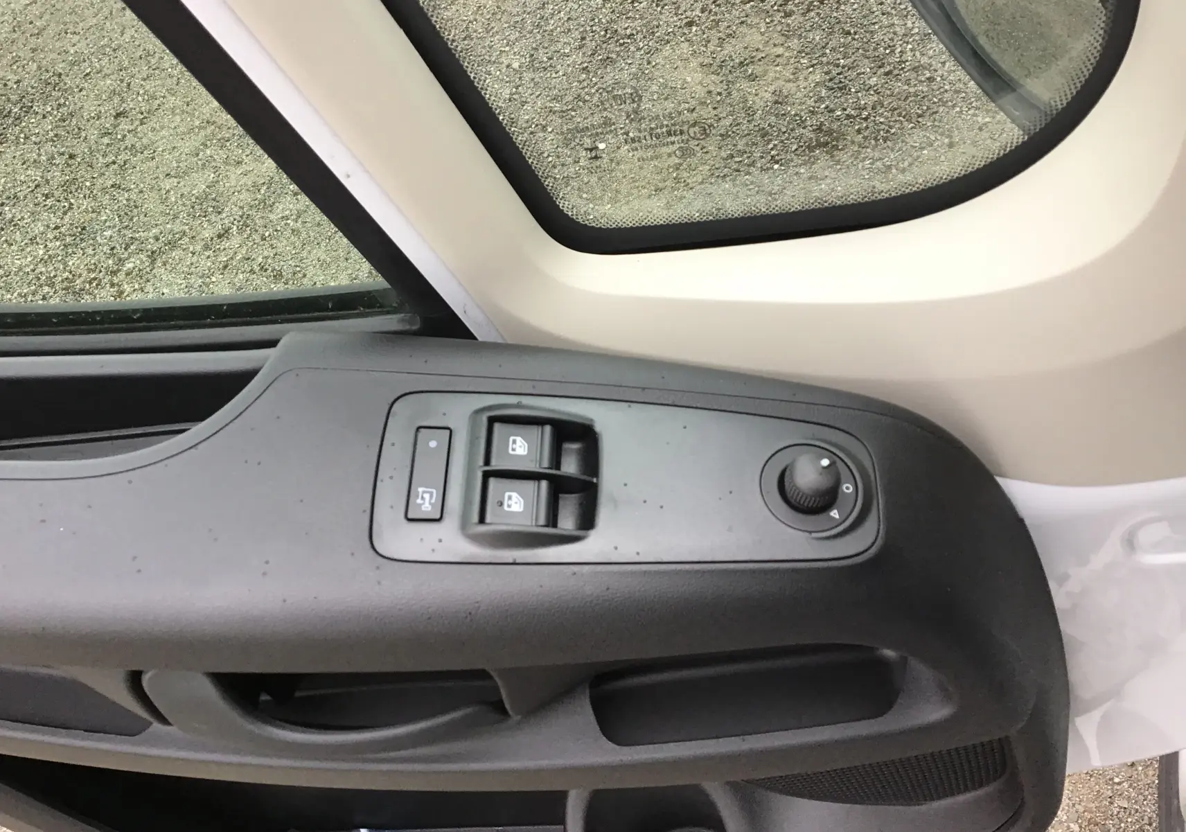 Panneau de porte côté gauche du Peugeot Boxer Fourgon blanc 2025 avec commandes électriques des vitres et réglage des rétroviseurs.