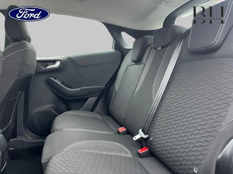 Vue intérieure arrière côté gauche du Ford Puma 2023, sièges tissu noir Kasbah avec surpiqûres blanches visibles.