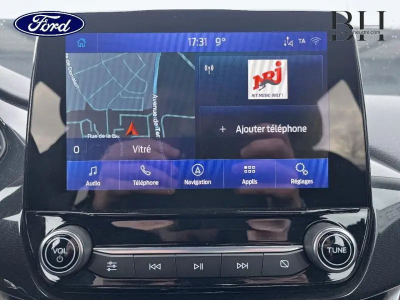 Écran tactile central du Ford Puma 2023 affichant la navigation et les options multimédia, avec commandes audio en dessous.