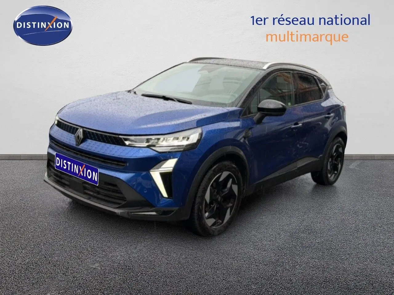 Renault Captur 2025 bleu Iron Metal en 3/4 avant droit avec jantes noires et feux LED allumés.