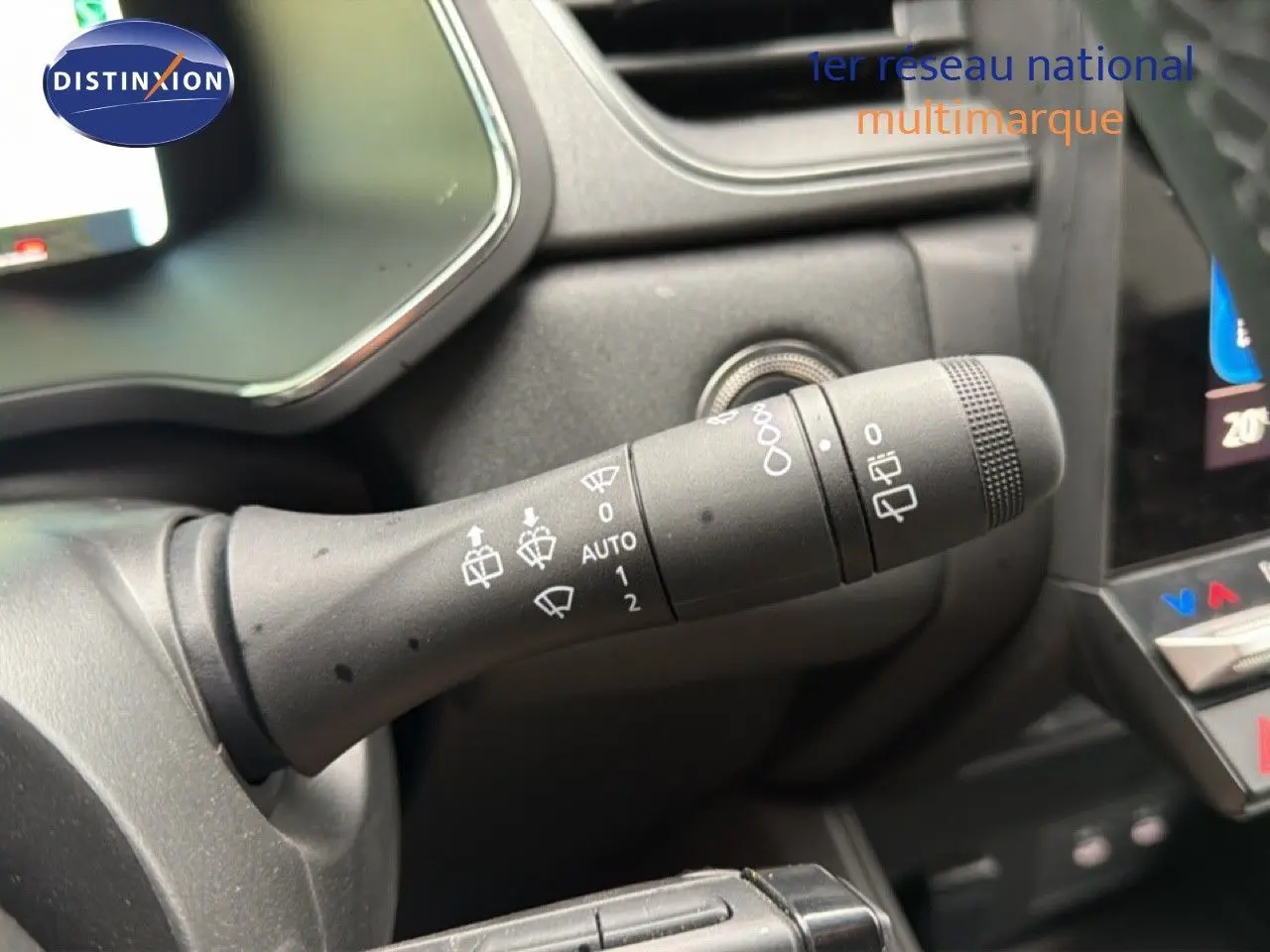 Gros plan sur la commande d'essuie-glace du Renault Captur 2025, intérieur noir avec tableau de bord partiel visible.