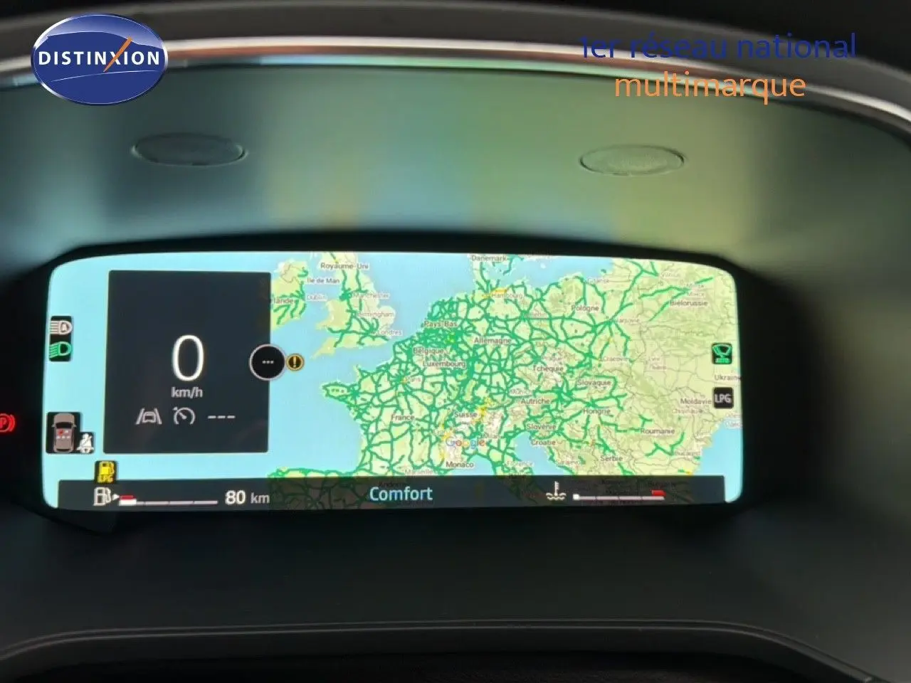 Tableau de bord numérique du Renault Captur 2025 affichant une carte de navigation en mode confort.