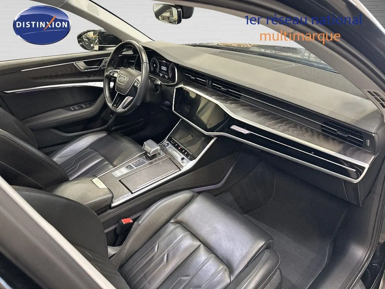 Intérieur noir vu côté conducteur d'une Renault Captur 2025, tableau de bord moderne avec écran tactile et volant multifonction.