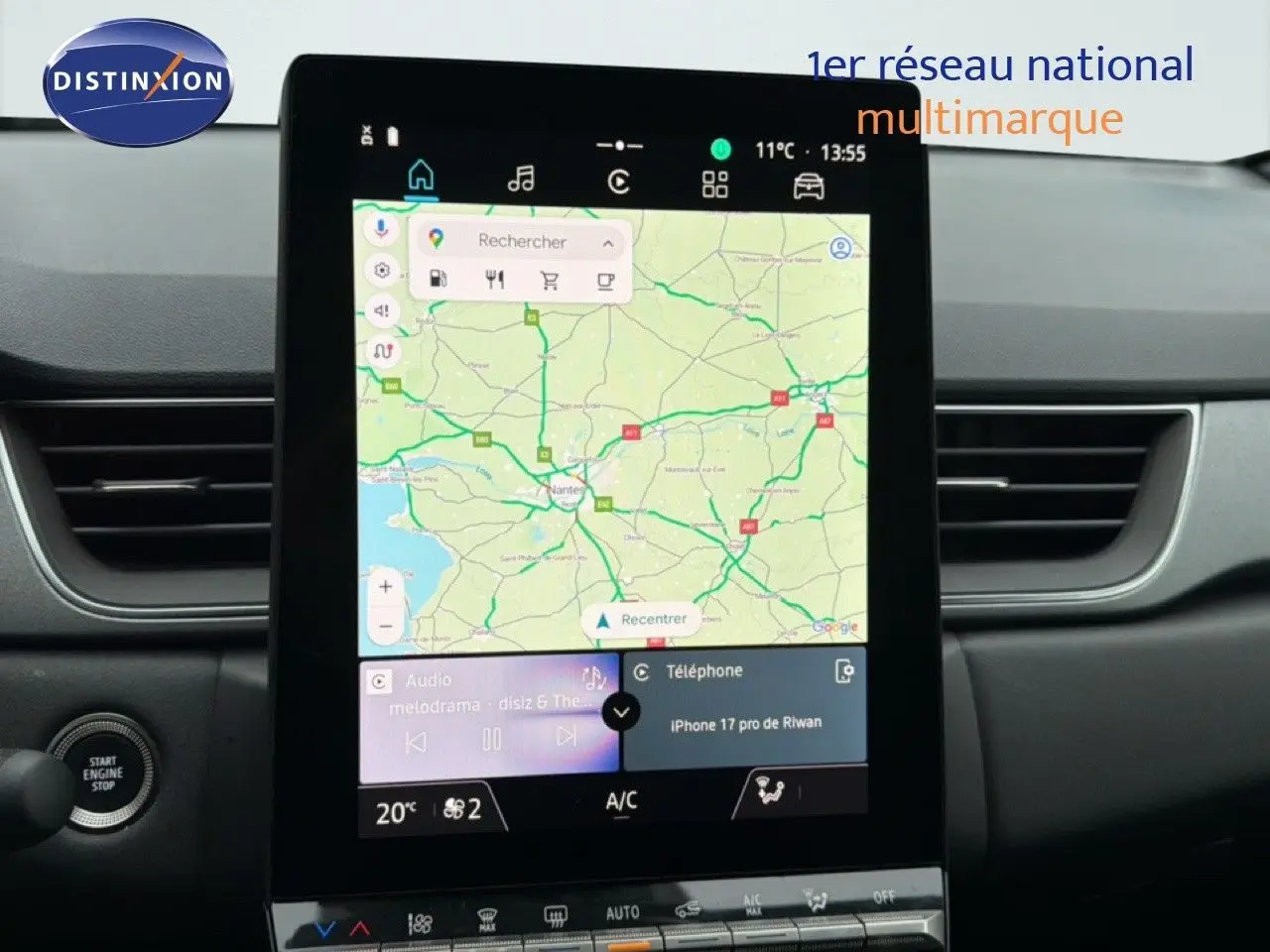 Écran tactile central du Renault Captur 2025 montrant la navigation GPS et commandes multimédia, intérieur noir.