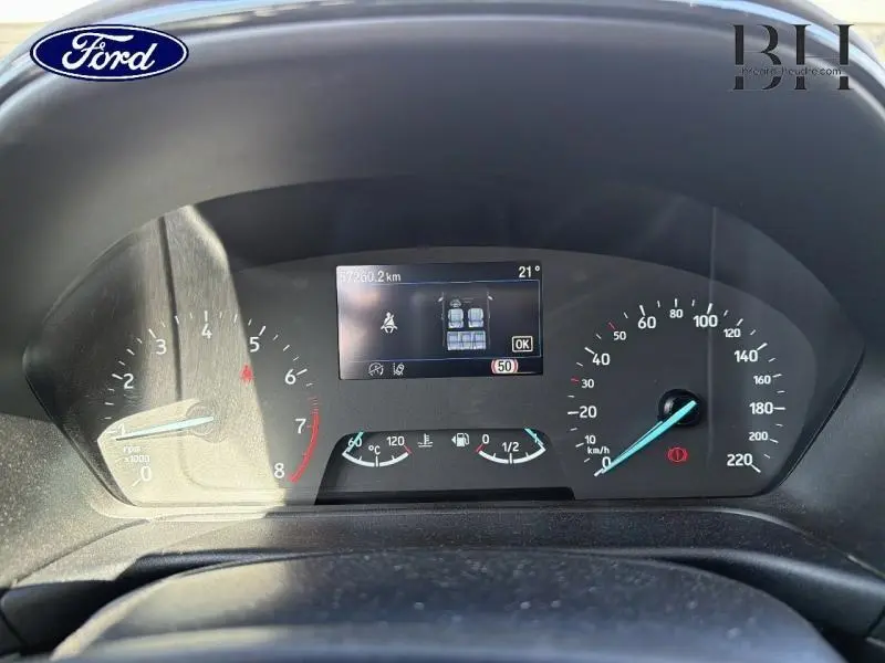 Vue rapprochée du tableau de bord du Ford Puma 2024, affichant compte-tours, vitesse et écran central numérique.