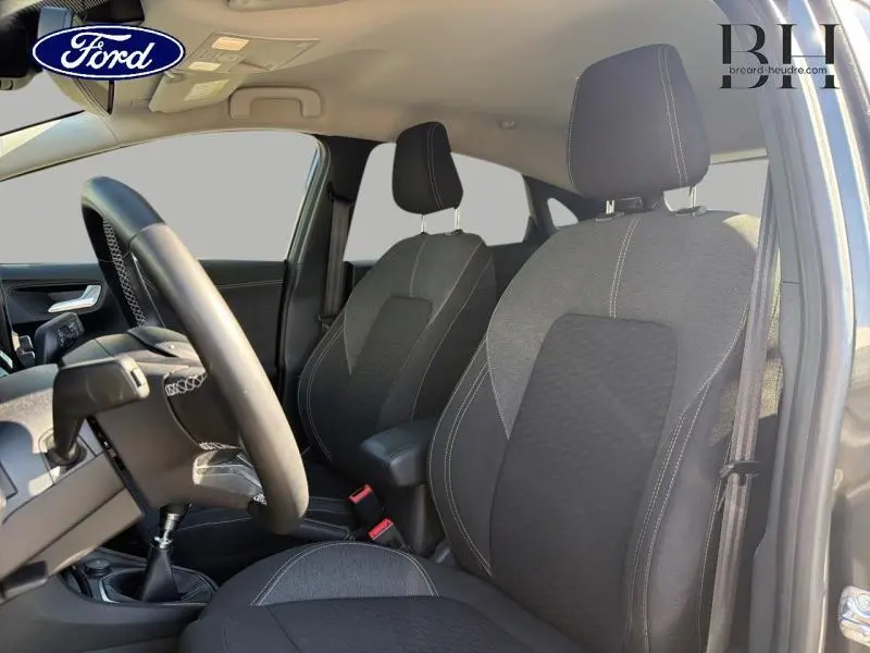 Vue intérieure côté gauche du Ford Puma 2024, sièges en tissu noir Kasbah avec surpiqûres contrastées.