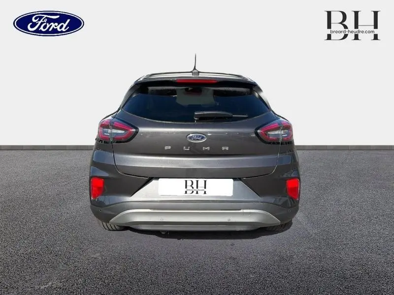 Vue arrière d'une Ford Puma 2024 gris métallisé Fashion Gris Magnetic avec vitres arrière surteintées et feux LED distinctifs.