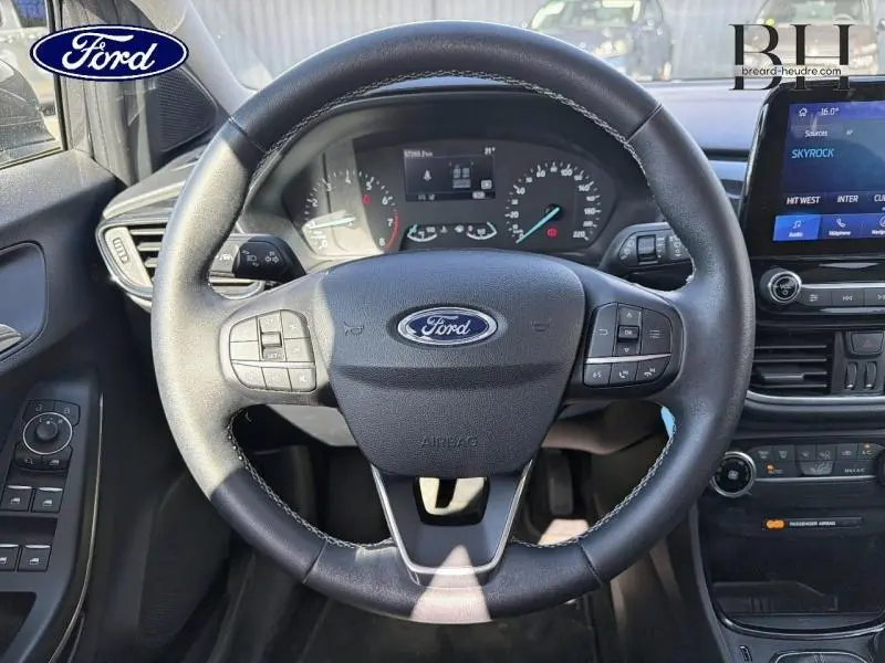 Vue intérieure centrée sur le volant Ford du Puma 2024, avec tableau de bord et écran tactile visibles.