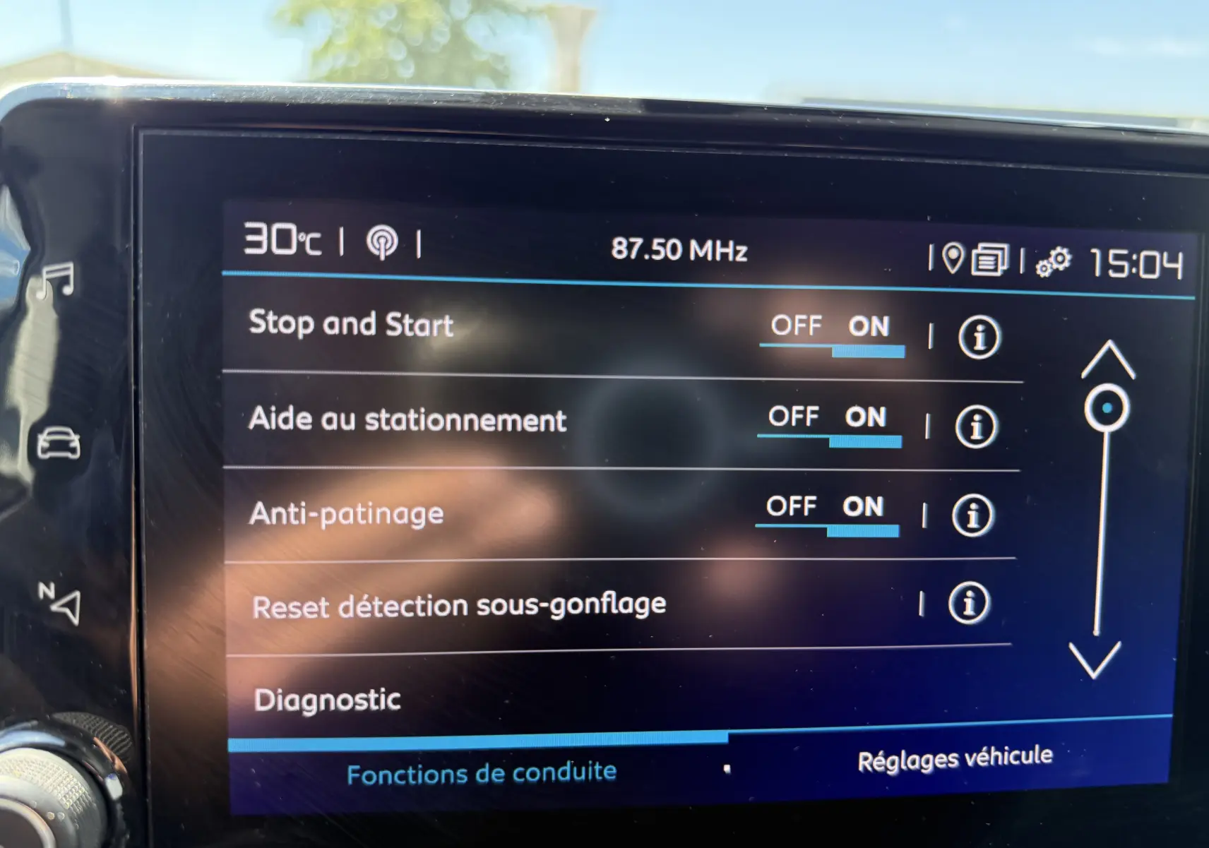 Écran tactile intérieur du Citroën Berlingo XL blanc, affichant les réglages d’aide à la conduite à 15h04.