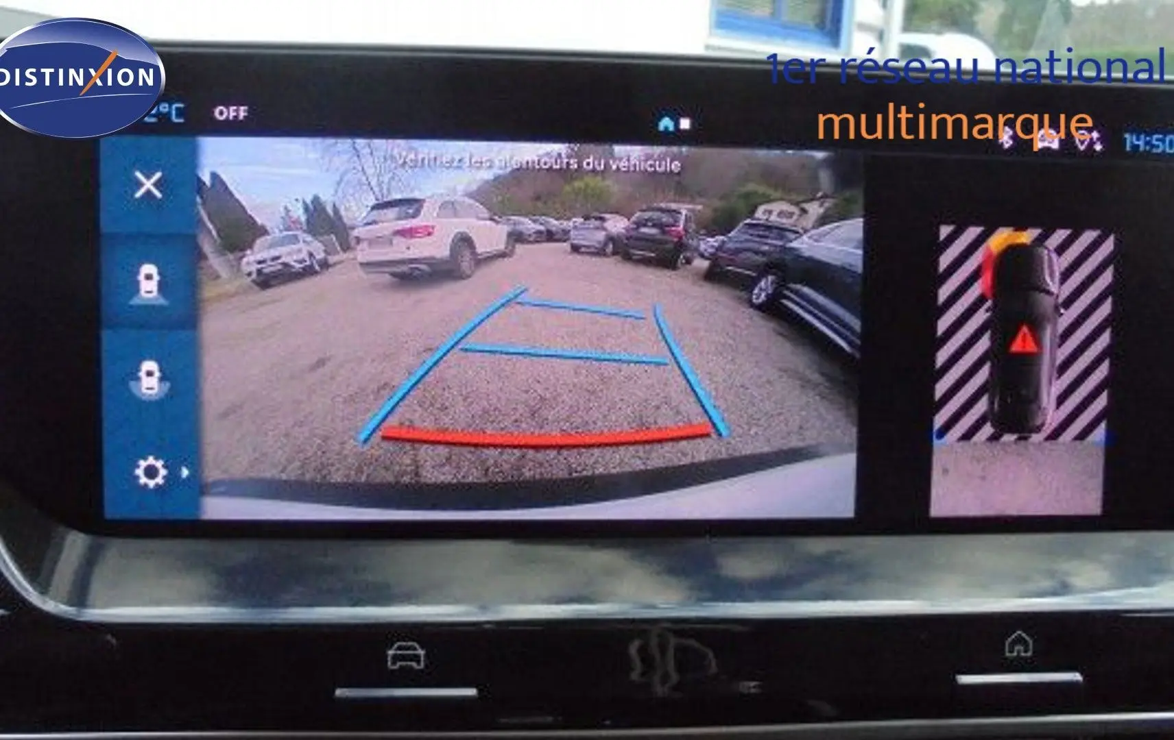 Vue caméra de recul avec guidage bleu et rouge sur écran intérieur du Citroën C5 X blanc métal 2023.