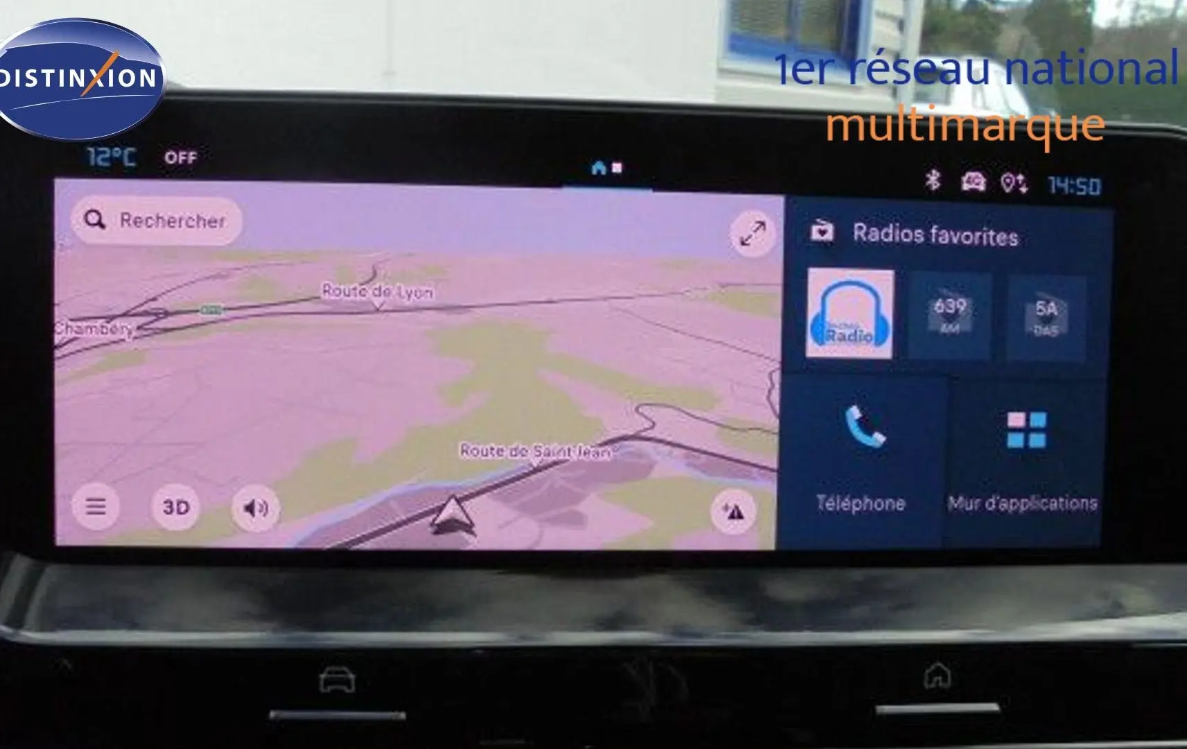 Écran tactile du système de navigation du Citroën C5 X blanc métal 2023 affichant carte et options multimédia.