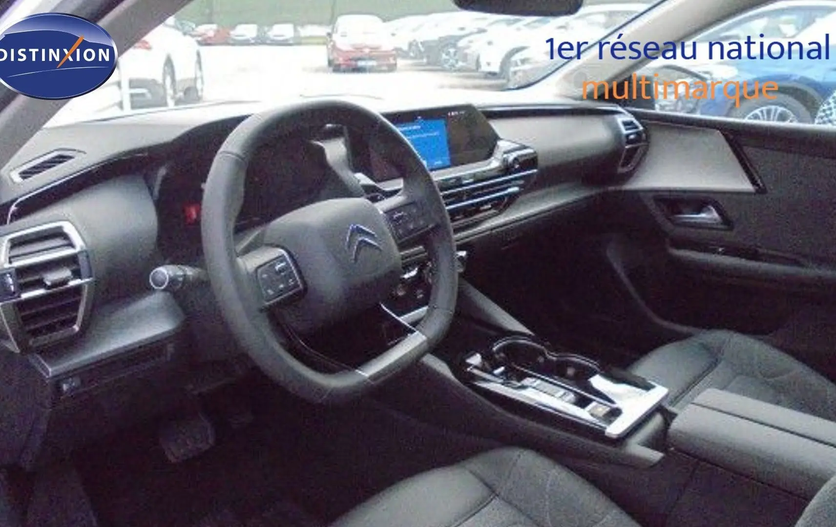 Intérieur du Citroën C5 X 2023 vu côté conducteur, avec tableau de bord moderne et sellerie cuir noir.