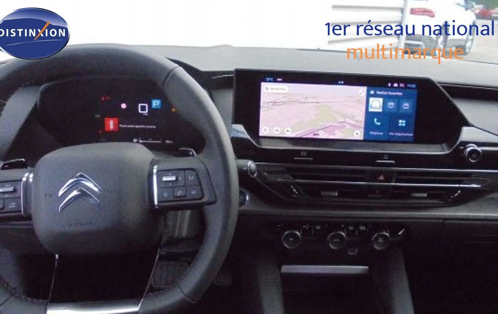 Vue intérieure du tableau de bord et volant Citroën C5 X 2023 avec écran tactile affichant la navigation GPS.