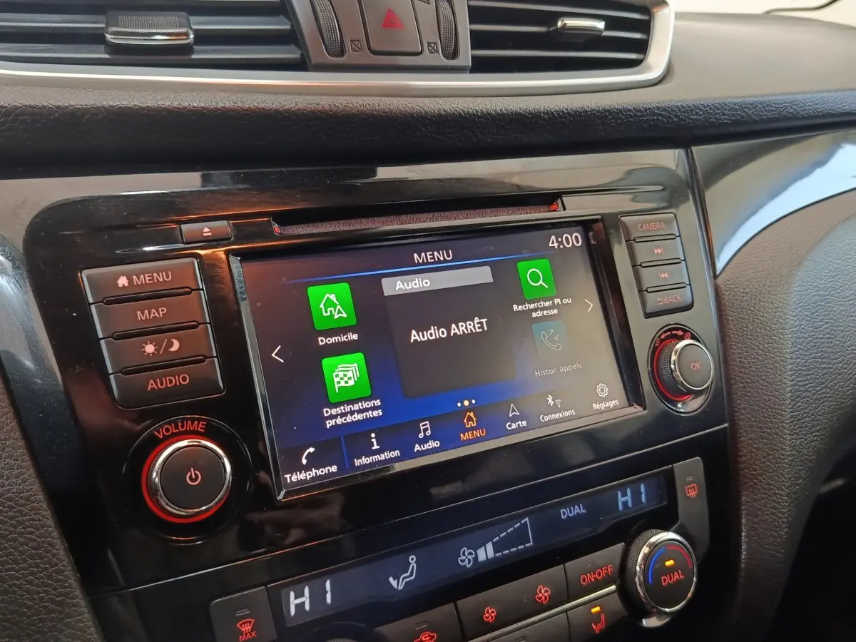 Vue rapprochée du tableau de bord noir du Nissan Qashqai 2019, écran tactile 7 pouces affichant le menu audio.