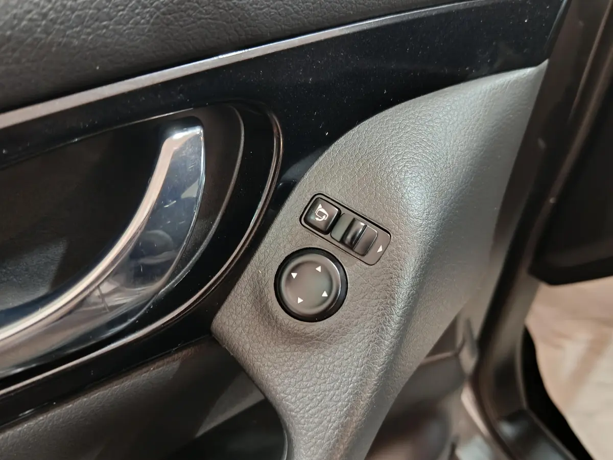 Détail de la commande des rétroviseurs sur la porte avant gauche du Nissan Qashqai gris clair 2019.