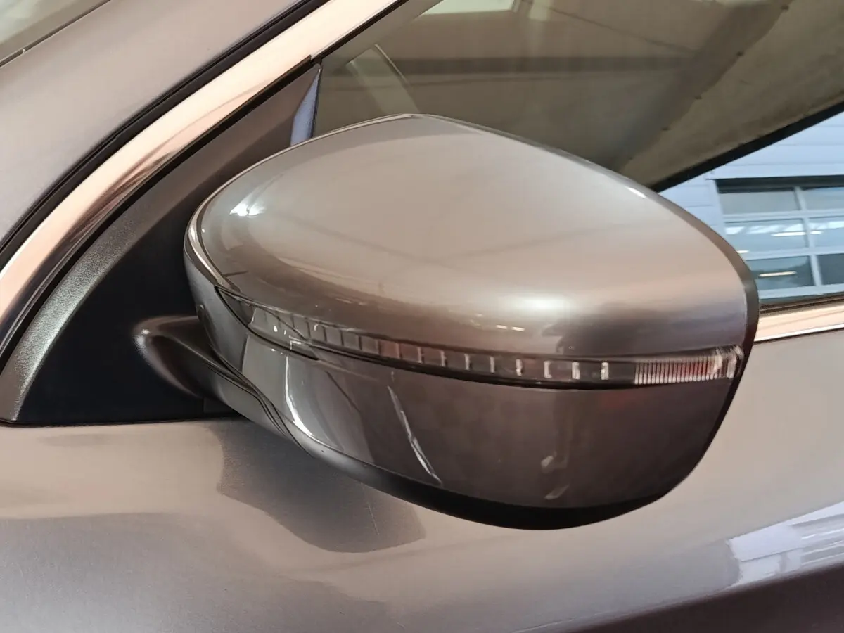 Rétroviseur côté gauche gris clair du Nissan Qashqai 1.5 DCI 115 Business Edition 2019 avec clignotant intégré.