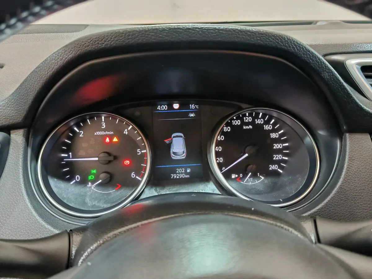 Vue rapprochée du tableau de bord du Nissan Qashqai gris clair 2019 avec affichage digital et compteurs analogiques.