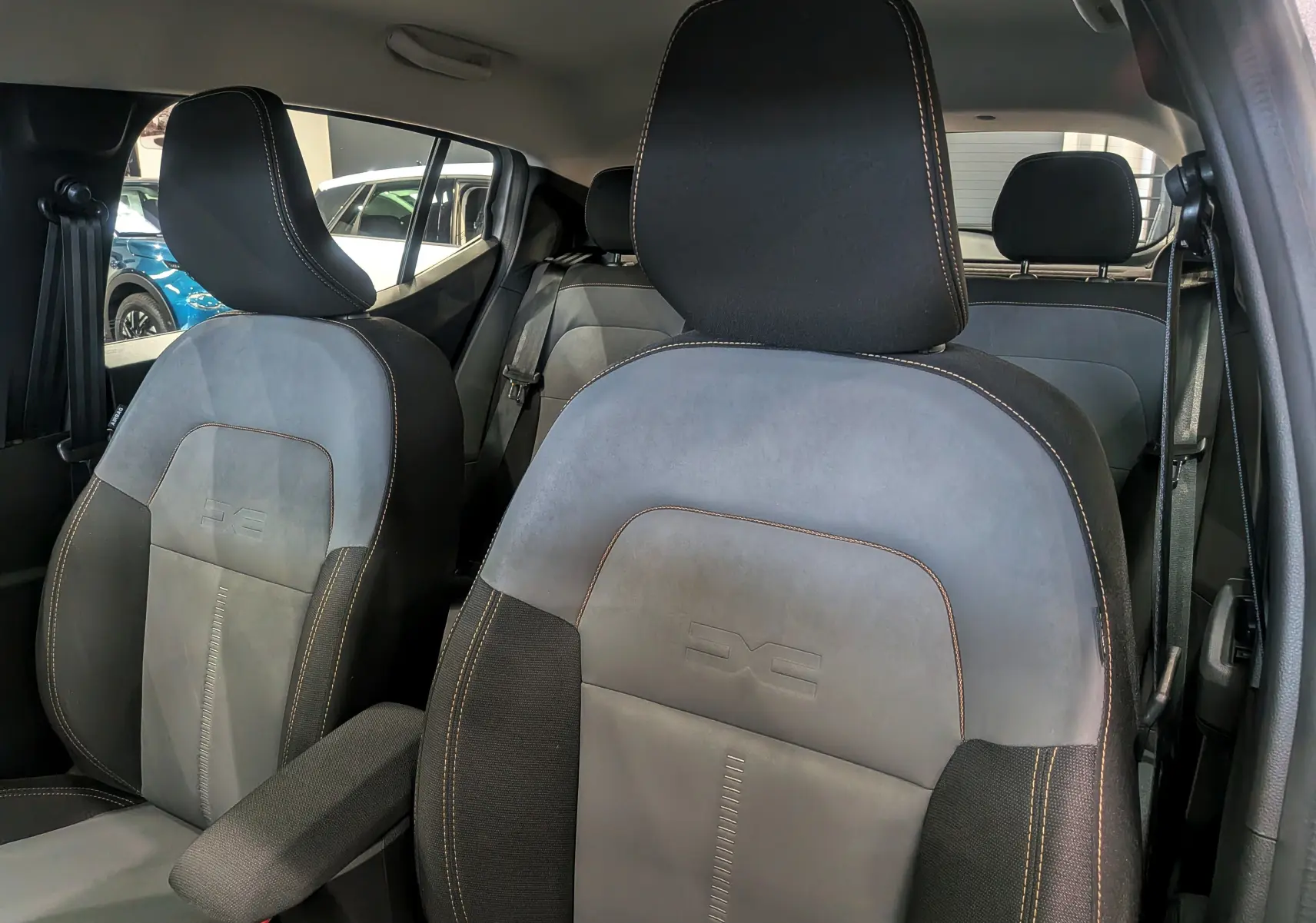 Gros plan sur les sièges avant gris Moonstone en tissu et alcantara du Dacia Sandero Stepway 2023, version Extrême+.
