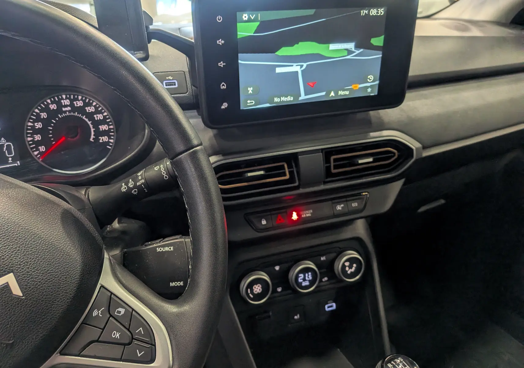 Vue intérieure du tableau de bord de la Dacia Sandero Stepway 2023, avec écran tactile et volant multifonction noir.