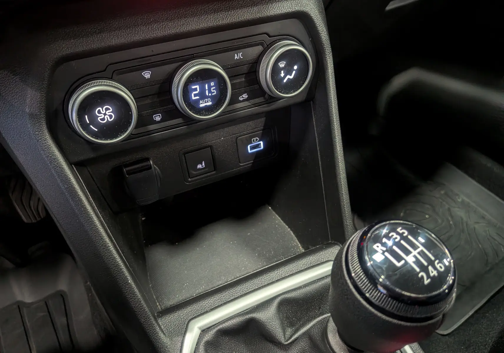 Gros plan sur la console centrale et le levier de vitesses manuel de la Dacia Sandero Stepway 2023, intérieur noir.