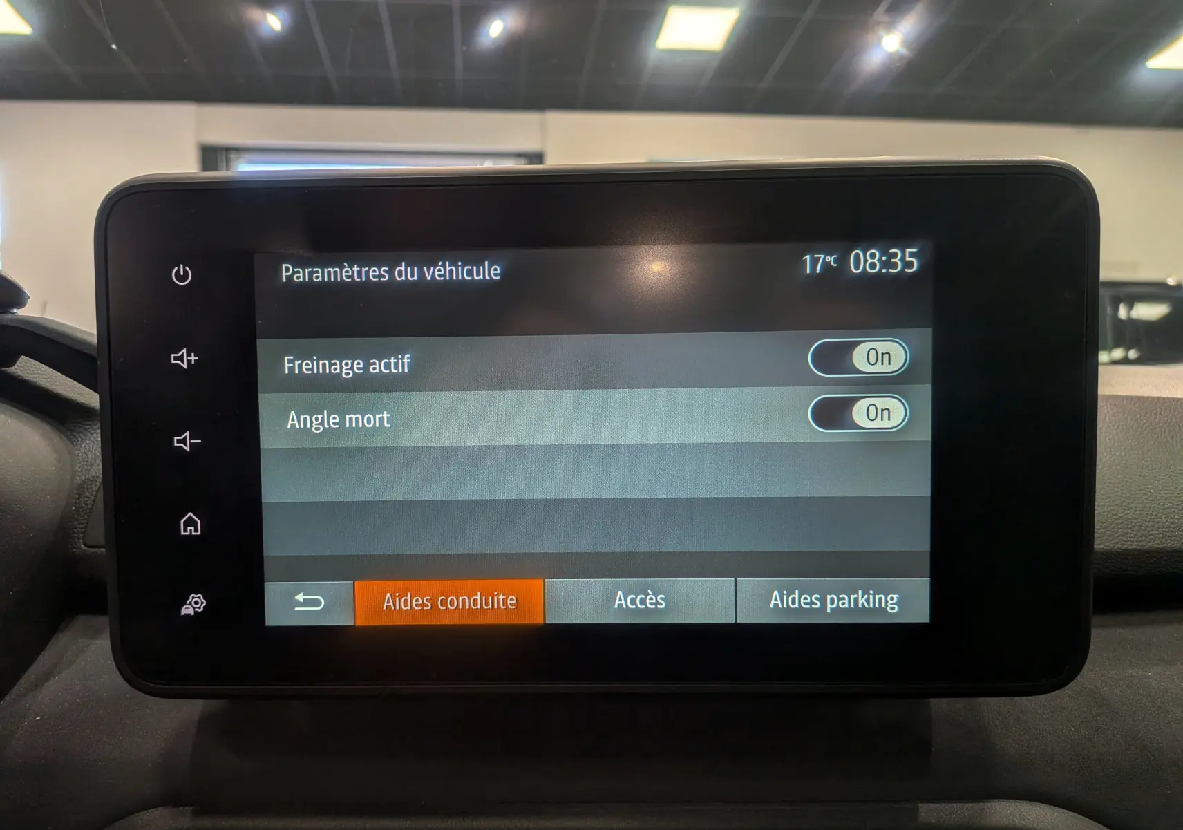 Écran tactile central intérieur de la Dacia Sandero Stepway 2023 affichant les paramètres d’aides à la conduite.