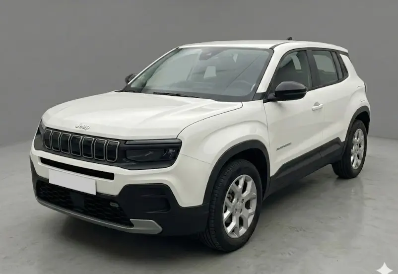 Jeep Avenger blanc en 3/4 avant droit, avec jantes alliage 17 pouces et détails noirs contrastants.