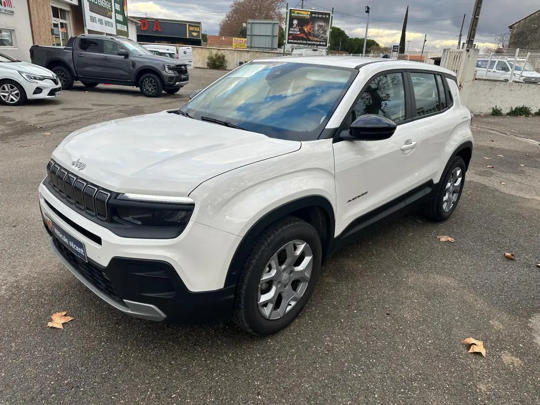Jeep Avenger blanc vue 3/4 avant droit, avec jantes alliage 17 pouces et détails noirs contrastants.