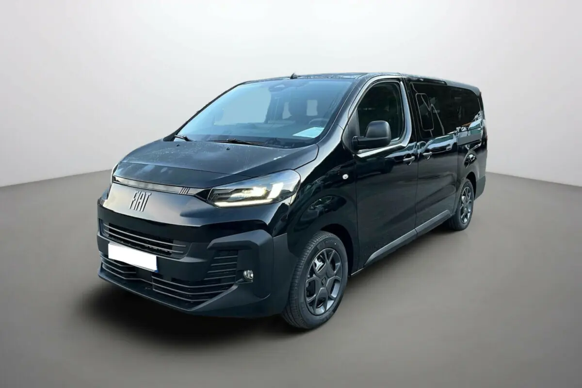 Vue 3/4 avant droite du FIAT Scudo Fourgon noir avec vitres surteintées et jantes tôles 17 pouces.
