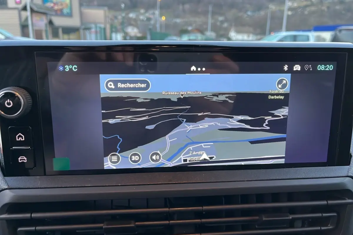 Écran tactile de navigation GPS 10 pouces affichant une carte, dans l’habitacle d’un Fiat Scudo noir.