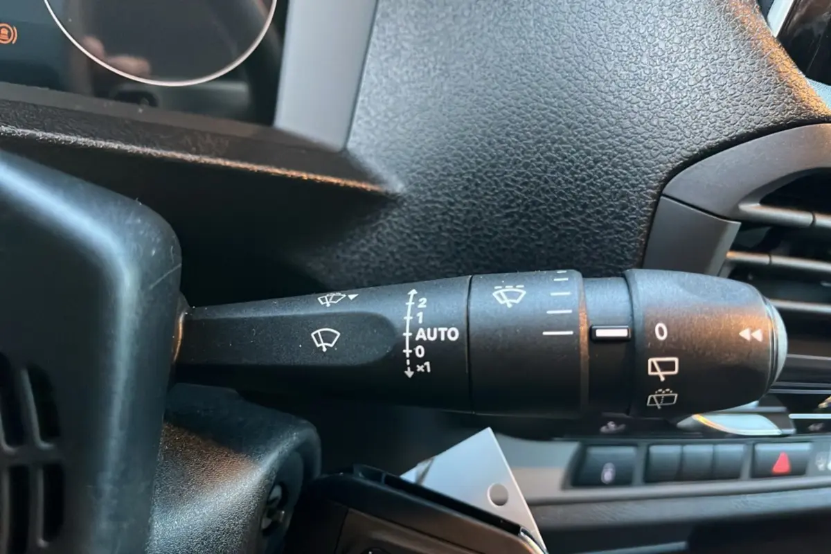Gros plan sur la commande d'essuie-glace du tableau de bord du Fiat Scudo Fourgon noir, détails des réglages visibles.