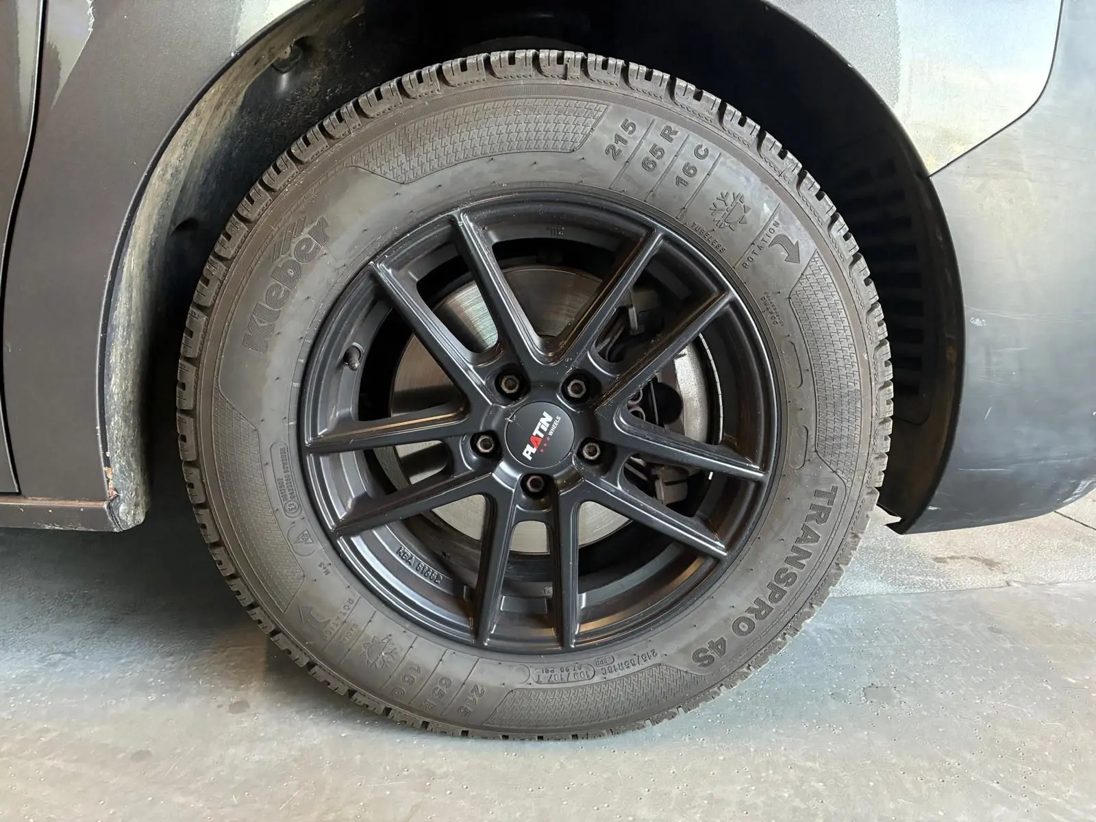 Gros plan sur la roue arrière droite du Citroën Jumpy gris, avec jante noire à dix branches et pneu hiver.