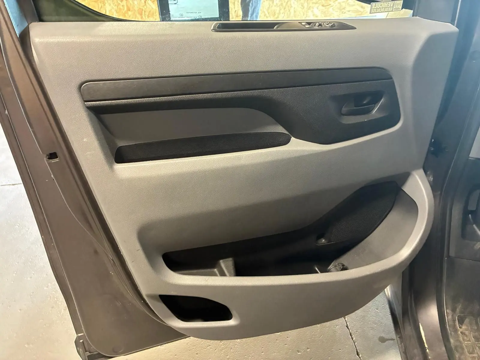 Vue intérieure de la porte avant gauche grise du Citroën Jumpy XL Spacetourer 2017 avec rangements intégrés.