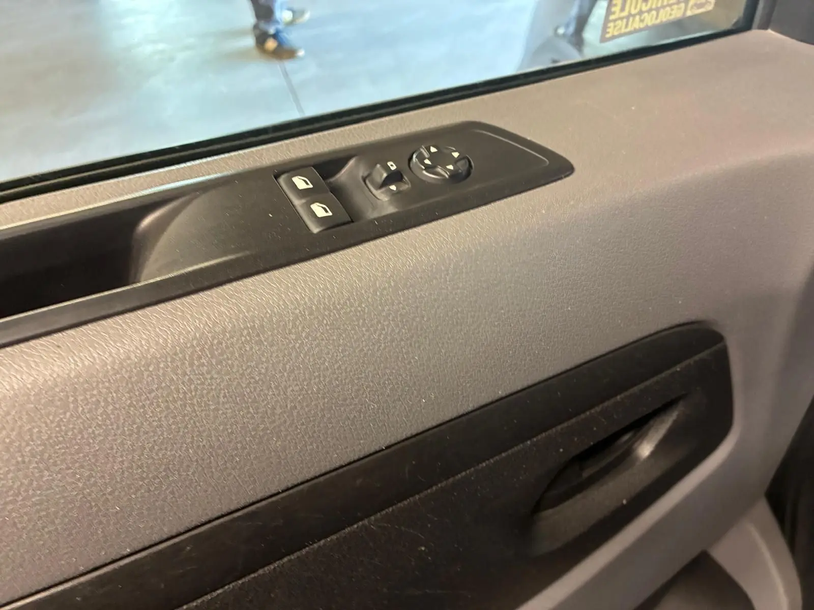 Gros plan sur la commande des vitres et rétroviseurs côté conducteur du Citroën Jumpy XL Spacetourer gris de 2017.