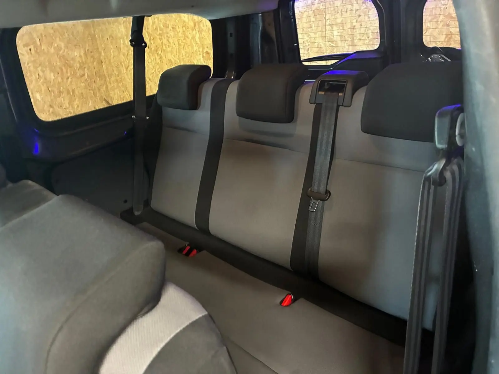 Vue intérieure arrière montrant la banquette tissu gris et noir du Citroën Jumpy XL Spacetourer 2017, 9 places.