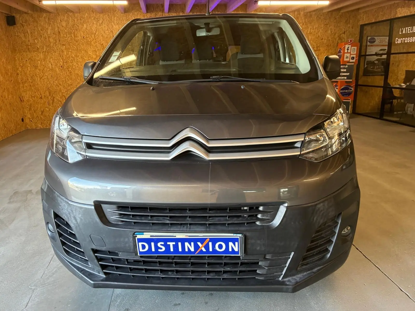 Vue avant d'un Citroën Jumpy XL Spacetourer gris 2017 avec calandre chromée et plaque Distinxion visible.