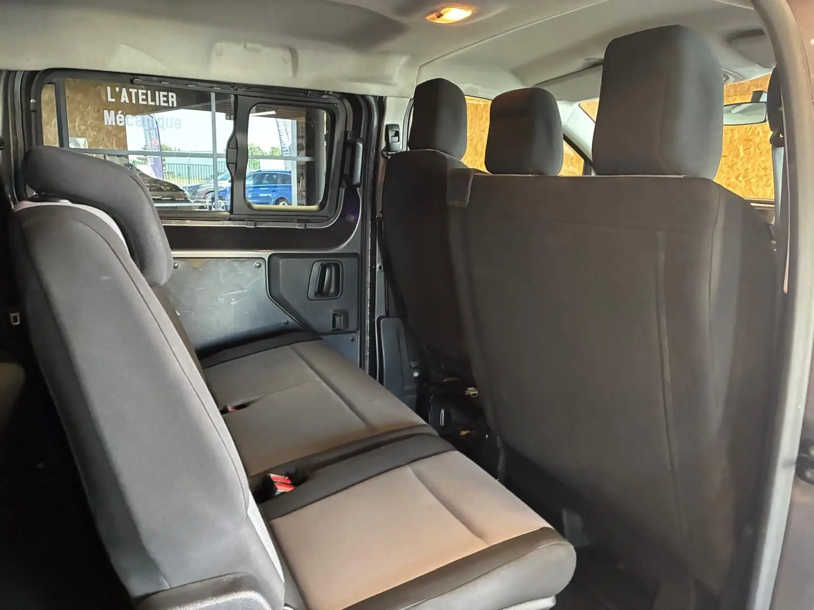 Vue intérieure côté droit des sièges en tissu gris du Citroën Jumpy XL Spacetourer 2017, version 9 places.