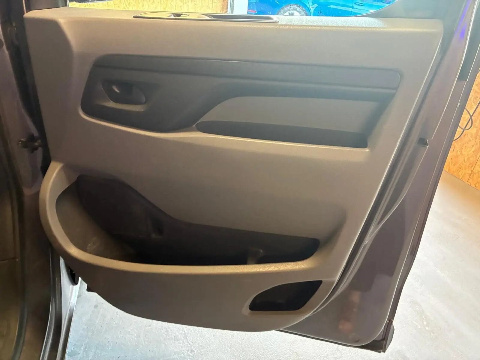 Vue rapprochée de la porte arrière droite grise du Citroën Jumpy XL Spacetourer, montrant la poignée et les rangements intégrés.