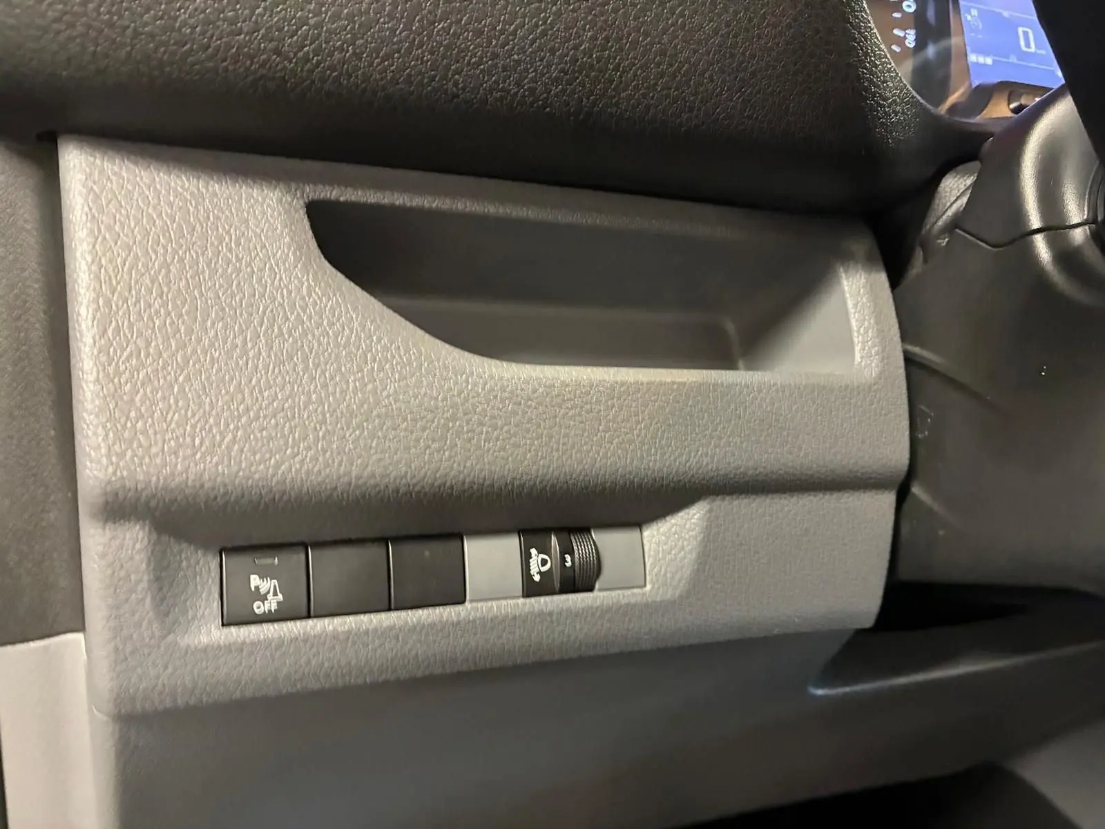 Détail intérieur côté gauche du tableau de bord gris du Citroën Jumpy XL Spacetourer 2017 avec commandes de réglage et rangement.