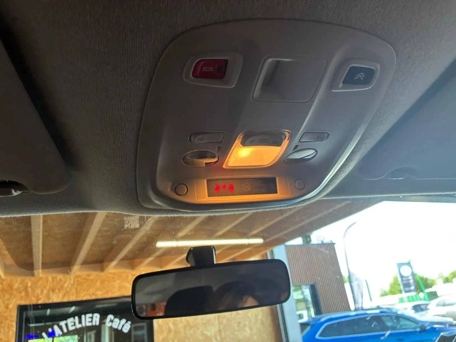 Vue intérieure du plafonnier avec commandes d’éclairage et bouton SOS du Citroën Jumpy XL Spacetourer 2017.