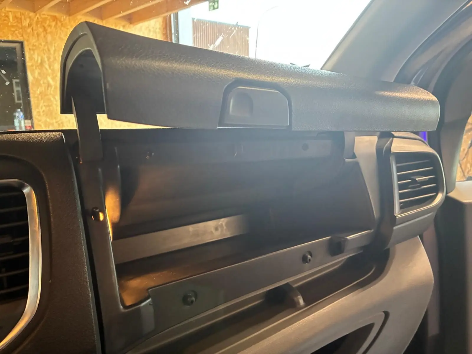 Vue intérieure du coffre à gants ouvert du Citroën Jumpy gris, mettant en valeur le tableau de bord côté passager.