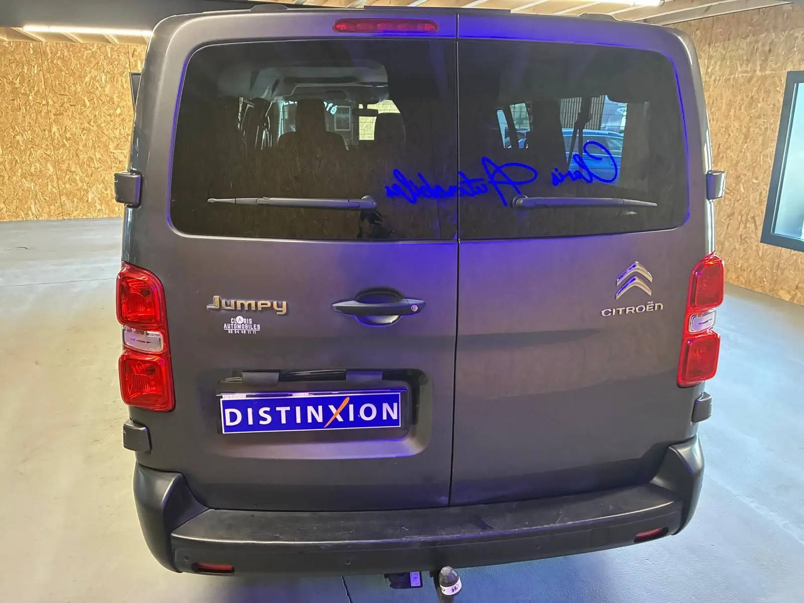 Vue arrière d’un Citroën Jumpy XL Spacetourer gris avec portes battantes et feux rouges visibles en intérieur.