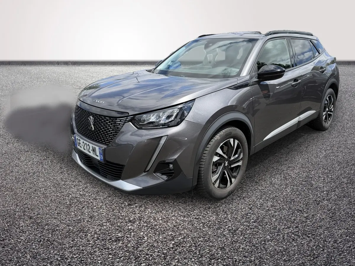 Peugeot 2008 gris foncé vue 3/4 avant droit, avec calandre noire et jantes alliage bicolores.